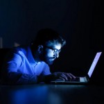 Novo estudo aponta que uso excessivo de telas tem relação com casos de miopia e ensina dicas preventivas. Crédito MF Press Global