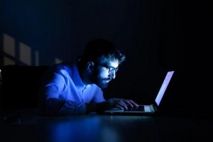 Novo estudo aponta que uso excessivo de telas tem relação com casos de miopia e ensina dicas preventivas. Crédito MF Press Global