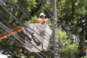 No total, distribuidora identificou 128.307 irregularidades no ano passado. Energia recuperada poderia abastecer Salvador, Camaçari, Lauro e Conquista, juntas, por um mês. (Divulgação)