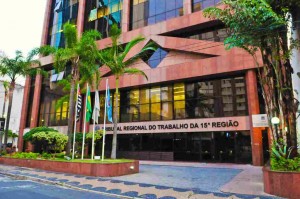 O Tribunal oferece bolsa de R$ 1.000,00 e auxílio-transporte de até R$ 198,00, proporcional aos dias de estágio presencial. (Direitos autorais: Copyright©TRT da 15ª Região)