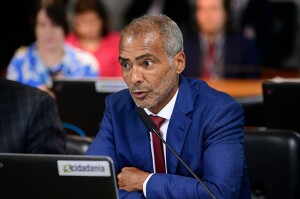 O senador Romário (PL-RJ) apresentou o relatório ao PL 990/2022, de Renan Calheiros, e proposta segue para a Câmara. Foto: Pedro França/Agência Senado