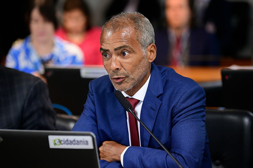 O senador Romário (PL-RJ) apresentou o relatório ao PL 990/2022, de Renan Calheiros, e proposta segue para a Câmara. Foto: Pedro França/Agência Senado 