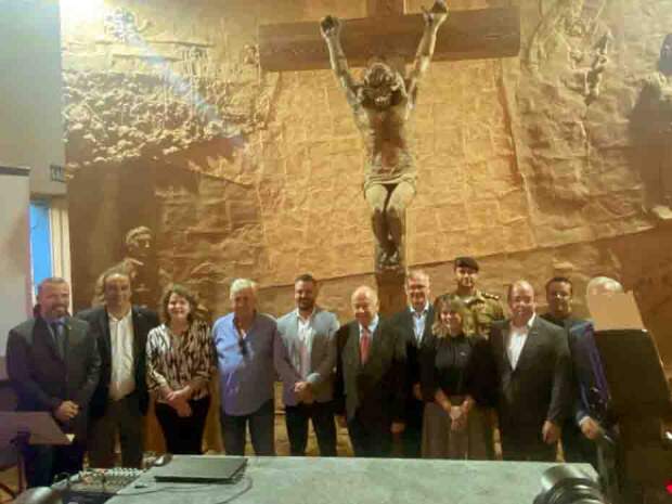 Momento da assinatura do contrato. Divulgação