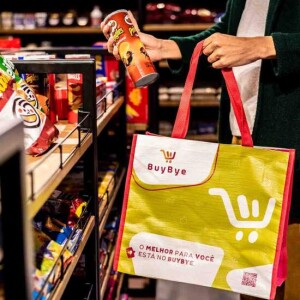 Startups e empresas brasileiras investem em tecnologia para atender às necessidades do cliente; mercado global de pagamentos biométricos deve crescer 62% até 2030. Foto: BuyBye / Divulgação.