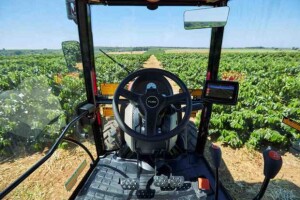 Disponível para máquinas novas ou usadas, piloto automático elétrico pode ser retirado de um equipamento e instalado em outro de maneira rápida e fácil. (Fuse Guide: novo piloto automático elétrico da Massey Ferguson)