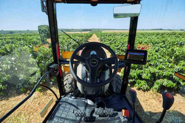 Disponível para máquinas novas ou usadas, piloto automático elétrico pode ser retirado de um equipamento e instalado em outro de maneira rápida e fácil. (Fuse Guide: novo piloto automático elétrico da Massey Ferguson)