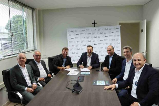 Legenda: Erasmo Carlos Battistella, presidente da Be8, ao lado do prefeito de Marialva, Victor Martini, e de Ricardo Barros, secretário da Indústria do Paraná. Estão na imagem o presidente do Conselho da Be8, Francisco Turra, e diretores da empresa. Foto: Divulgação.