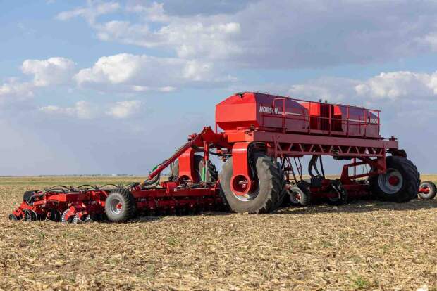 Há algum tempo que existem pesquisas para a automação de atividades agrícolas, como plantio, colheita e pulverização. E, a cada dia, fabricantes apresentam seus protótipos ou máquinas conceituais.