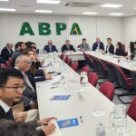 Diretor geral e membros da CIQA debatem questões técnicas com exportadores de carne de frango e de suínos do Brasil; vice-governador do RS e secretários do estado, além do diretor-presidente da ADAPAR participam do encontro. Foto: Abpa Mercados