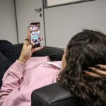 Brasília, 21/07/2023, A estudante Júlia, mexe em seu celular. Sonhos das juventudes: políticas ajudam a potencializar trajetórias e criar oportunidades. Foto: Antônio Cruz/Agência Brasil