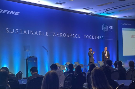 A novidade foi apresentada nesta terça-feira (8), durante o Fórum de Sustentabilidade Boeing & RSB, em São Paulo. Eduardo Calderon (à dir. na foto), da GOL, e Rodrigo Guimarães, da VIBRA, durante o anúncio do projeto piloto de Book & Claim, que a GOL dará início em setembro deste ano (Foto: Divulgação GOL)