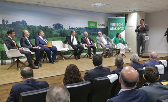 Ministro Carlos Fávaro discutiu rumos do biocombustível no Brasil durante a abertura da IV Biodiesel Week, sediada no Ministério da Agricultura e Pecuária (Mapa), nesta quinta-feira (10). Foto: MAPA / Divulgação