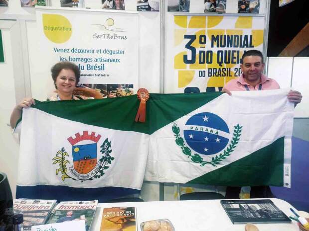 Leomar Martins e a esposa, Marisa Martins, receberam medalha de bronze no concurso onde competiram 1.640 tipos de queijos inscritos de vários países. (Divulgação