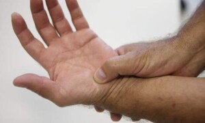 No Dia Nacional de Luta contra as Doenças Reumáticas, celebrado em 30 de outubro, a Sociedade Brasileira de Reumatologia alerta que o diagnóstico precoce a o tratamento adequado podem manter a qualidade de vida do paciente. Ilustração: Marcello Casal Jr / Agência Brasil.