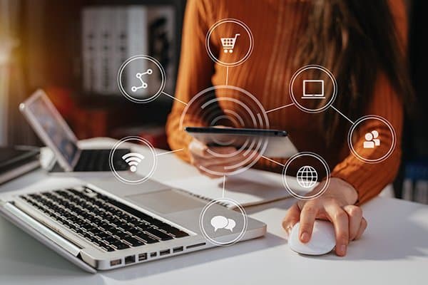 De acordo com o estudo, os cinco setores que mais investiram foram: comércio (27%), serviços (13%), mídia (8%), eletrônicos (6%) e financeiro (6%), que equivalem a 60% de todo aporte em publicidade digital. Ilustração www.abracem.com.br / reprodução