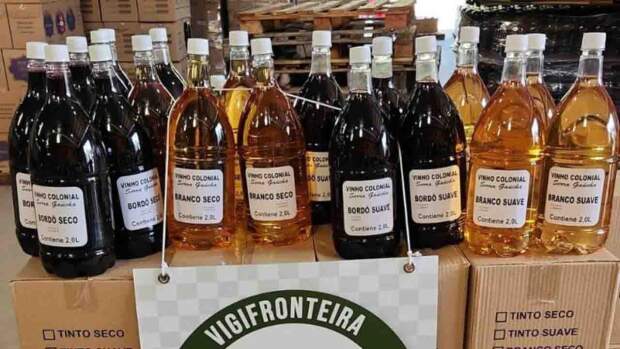 Vinhos coloniais, vinagres e outras bebidas alcoólicas sem procedência foram apreendidos na operação. Crédito: Ministério da Agricultura e Pecuária/gov.br