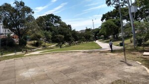 A Praça Guanambi passou recentemente por intervenções de Revitalização

drenagem do terreno com instalação de tubos de PVC, manta geotêxtil, canaleta e grelha de concreto.
Instalação de brinquedos de madeira e aparelhos para pessoas da Terceira Idade
Plantio de grama e recomposição da jardinagem
Piso de concreto armado nas pistas para pedestres e no interior da praça
Quadras poliesportivas
Sanitários