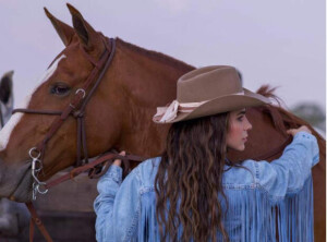 Opções da FOAL para as mulheres do campo e da cidade. Como mulher e produtora rural, Suellen Jacobsen se percebeu em uma produção masculinizada para “dar conta do recado”, posicionando-se como uma mulher produtiva. (Foto: divulgação)