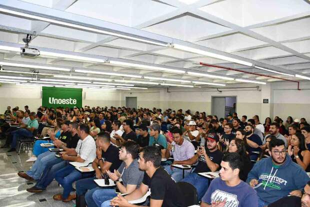 No Auditório Azaleia, no campus 2 da Unoeste, em Presidente Prudente, calouros e veteranos se juntaram para fortalecimento da campanha ainda durante este primeiro semestre de 2024. (Foto: Homéro Ferreira)