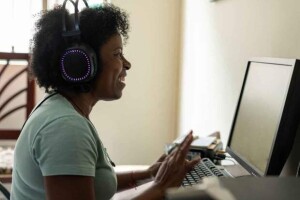 Os cursos são on-line, gratuitos e focam em temas como empregabilidade, letramento digital e ferramentas de colaboração com chats. Foto: news-center / divulgação.