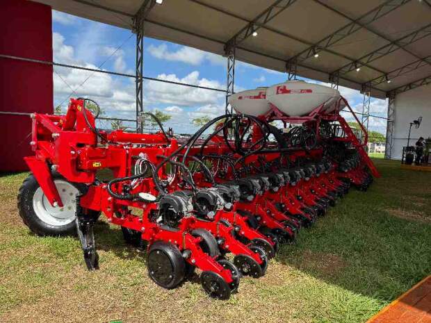 A Plantor 2450 conta com 25 linhas com espaçamento 50cm e largura transporte 3,2m. Ambos os equipamentos contam com sistema de fechamento frontal que pode ser acionado de dentro da cabine. (Divulgação).