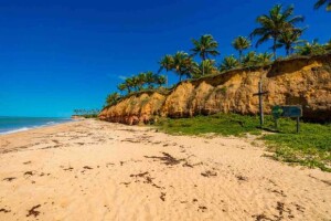 Do litoral da Barra do Cahy, avista-se o Monte Pascoal, a cerca de 62 quilômetros de Porto Seguro, marco histórico que teria sido a primeira porção de terra avistada por Cabral e sua tripulação. (Divulgação)