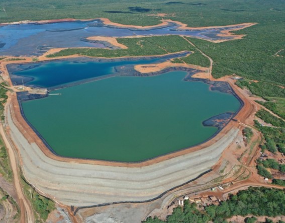 A bacia hidrográfica do rio Itapicuru - está localizada no Estado da Bahia, ocupa 36.100,44 km², de 56 municípios e população estimada em 1.590.262 habitantes. (Barragens de Água e Rejeitos Equinox Gold – Foto: Divulgação)