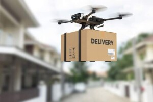 Tendência para reduzir custos, aumentar raio de entrega e agilizar serviços, o delivery com drones já é possível no Brasil. Modelo já tem aprovação da ANAC. (Freepik / Divulgação).