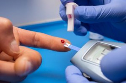 Especialista explica se a doença, que está classificada como epidemia mundial pela OMS, pode ter cura. (Freepik)