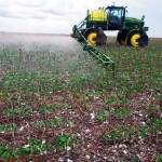 Os adjuvantes apresentam funções que variam desde a melhorar a cobertura e aderência de agroquímicos sobre as lavouras, até minimizar a deriva e aumentar a absorção nas aplicações. Divulgação