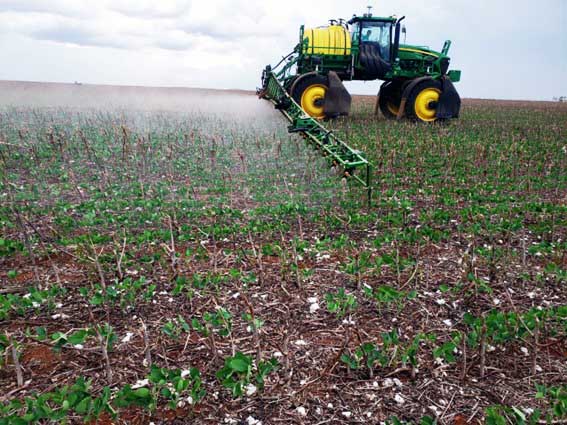 Os adjuvantes apresentam funções que variam desde a melhorar a cobertura e aderência de agroquímicos sobre as lavouras, até minimizar a deriva e aumentar a absorção nas aplicações. Divulgação