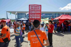 Novas mesas de negociação para falar sobre reajustes salariais foram abertas nesta terça-feira, 11 de junho. Greve-Universidades-Servidores-InstitutosFederais-PalacioDoPlanalto / Sergio Lima/Poder 360 – 10/jun/2024.