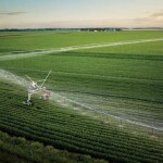 Sistema pivô corner foi desenvolvido para proporcionar o máximo de aproveitamento da irrigação em terrenos com bordas irregulares. (Divulgação