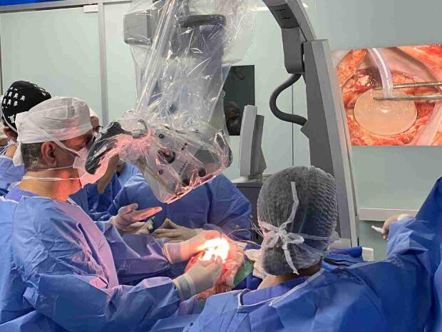 Estudos do INC publicados recentemente no Journal of Neuro-Oncology e Acta Neurochirurgica atestam segurança e benefícios do uso do corante 5-ALA nas cirurgias de tumores cerebrais. (Divulgação Hospital INC).