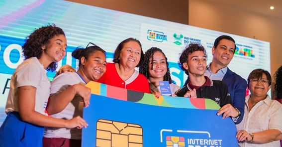 Entrega será feita até o final do ano e permitirá que alunos tenham acesso gratuito à internet para estudar e fazer pesquisas em casa. Foto: Shizuo Alves/MCom