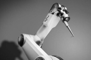 Com a chegada e apoio de robôs ortopédicos, como os da Zimmer Biomet, os procedimentos que substituem as articulações por próteses tornaram-se mais precisos e personalizados (Divulgação)