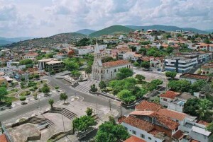 Núcleo de Interiorização na Bahia, que atenderá cidadãos de 84 cidades pertencentes às subseções judiciárias federais de Jequié, na região sudoeste, e de Ilhéus e Itabuna, no sul do estado. Foto: Vista do Alto da Catedral de Jequié / reprodução Wikipedia