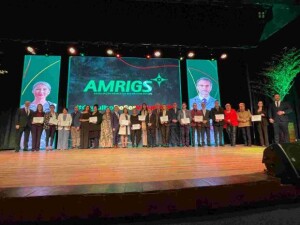 Cerca de 700 profissionais de saúde e voluntários foram homenageados por sua dedicação e coragem durante as operações de socorro e assistência humanitária na sede da Associação Médica do Rio Grande do Sul. (Marcelo Matusiak / Divulgação).