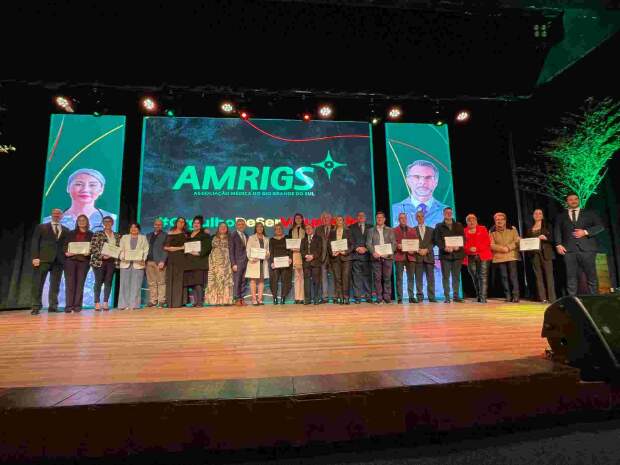 Cerca de 700 profissionais de saúde e voluntários foram homenageados por sua dedicação e coragem durante as operações de socorro e assistência humanitária na sede da Associação Médica do Rio Grande do Sul. (Marcelo Matusiak / Divulgação).