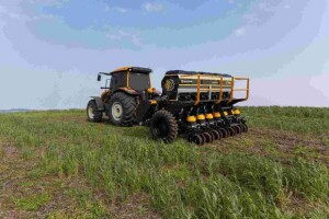 Fabricada pela gaúcha Solumont, o novo equipamento, focado na agricultura de precisão, já sai de fábrica com controle e monitoramento de plantio, além de acionamento dos dosadores de semente e fertilizantes da FertiSystem. (Divulgação)