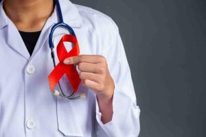 Variante foi detectada a partir de amostras de sangue de pacientes em acompanhamento no ambulatório de infectologia do Hupes-UFBA/Ebserh. Imagem: Freepik