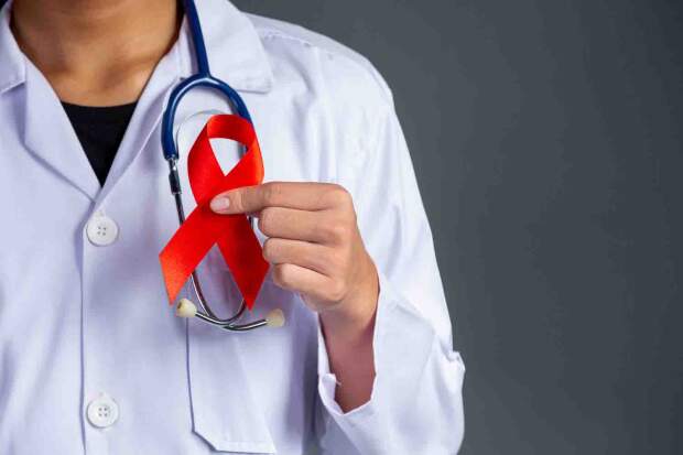 Variante foi detectada a partir de amostras de sangue de pacientes em acompanhamento no ambulatório de infectologia do Hupes-UFBA/Ebserh. Imagem: Freepik