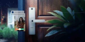 É uma fechadura digital de embutir, com Wi-Fi, que oferece cinco métodos de abertura, incluindo senhas numéricas, biometria, tags, administradores e o aplicativo ELSYS CASA+. Arquivo Elsys