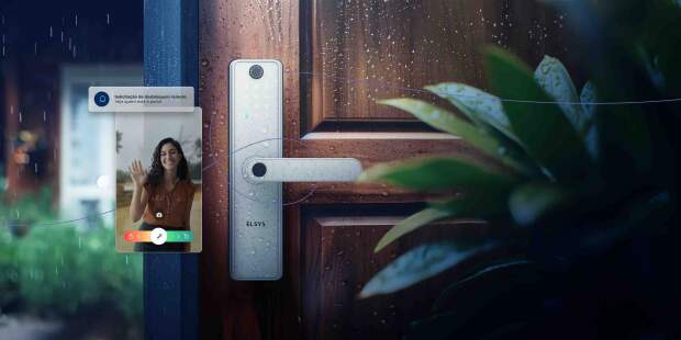 É uma fechadura digital de embutir, com Wi-Fi, que oferece cinco métodos de abertura, incluindo senhas numéricas, biometria, tags, administradores e o aplicativo ELSYS CASA+. Arquivo Elsys