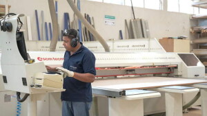 Operação industrial (181 mil) - são profissionais que atuam como alimentadores de linhas de produção, embalagem, etiquetagem, trabalhadores de cargas e descargas de mercadorias. (Banco de mídia CNI)