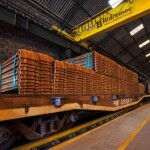 Dormente de aço tem maior vida útil e é reciclado, oferecendo economia de longo prazo, evitando o desmatamento de centenas árvores por quilômetro de ferrovia, e redução de até 40% nos gastos com manutenção de dormentes em ferrovias. Divulgação