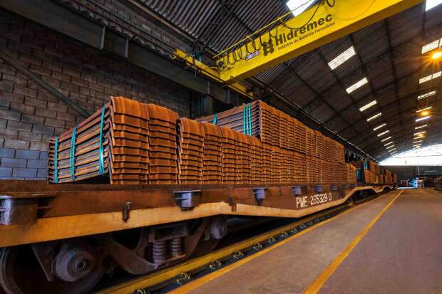 Dormente de aço tem maior vida útil e é reciclado, oferecendo economia de longo prazo, evitando o desmatamento de centenas árvores por quilômetro de ferrovia, e redução de até 40% nos gastos com manutenção de dormentes em ferrovias. Divulgação