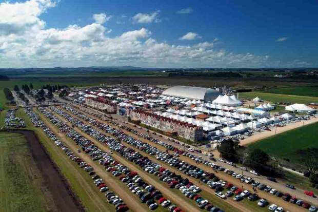 A Cooperativa Castrolanda realizará o evento entre os dias 05 e 08 de agosto do próximo ano, no Castrolanda Expo Center, em Castro, a Capital Nacional do Leite. A edição irá celebrar os 25 anos do evento reconhecido como a vitrine da tecnologia da cadeia do leite da América Latina. (Divulgação)