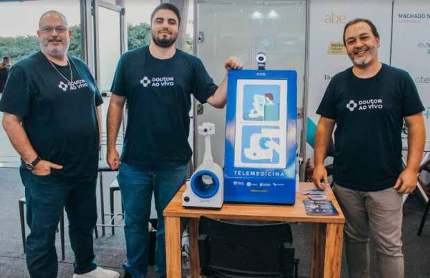 A coleta dos dados pela ferramenta gera informação em tempo real ao prontuário eletrônico, auxiliando no melhor direcionamento e classificação de risco do paciente. (Foto: Totem para triagem de consultas/ Divulgação)
