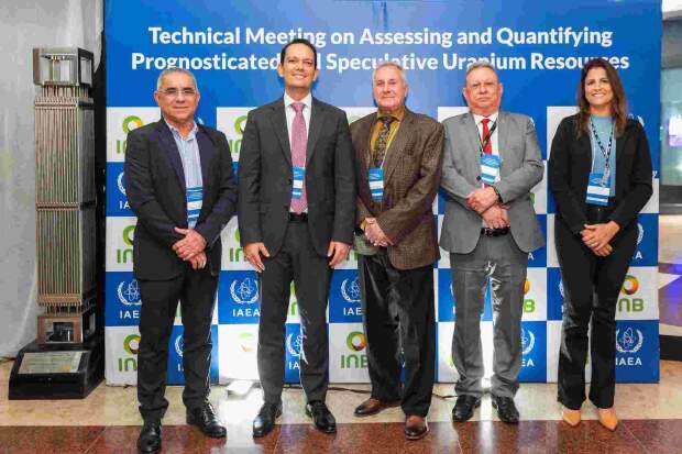 Da esquerda para a direita: Francisco Valdir Silveira, diretor de Geologia e Recursos Minerais do Serviço Geológico do Brasil – SGB; Vitor Saback, secretário de Geologia, Mineração e Transformação Mineral do Ministério de Minas e Energia – MME; Mark Miha. (Divulgação INB)